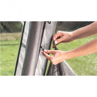 Familjetältets gardiner går justera i tre steg för att kontrollera insyn och ljus.