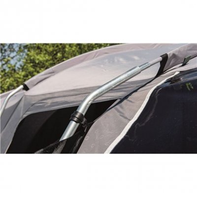 Hybridstänger med stålstänger på sidan och glasfiberstänger över taket ger ett stabilt tält.