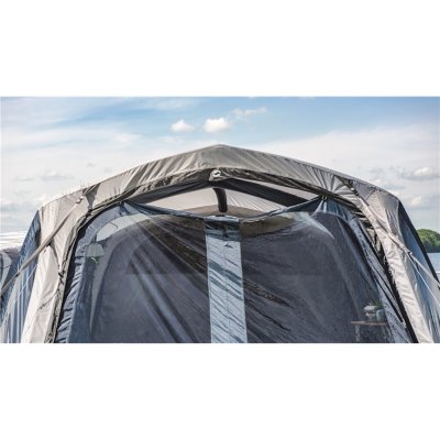 The 360​​° opening of the Outwell Knoxville 7SA family tent allows the door to open both top and bottom. Use it as a windscreen