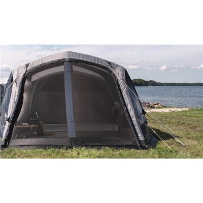 Insect netting on the doors makes the Outwell Knoxville 7SA family tent easy to breathe even in small creeps on the go.