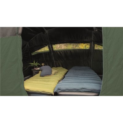 Dark sleeping cabin with a wall between the bedrooms that can be removed.