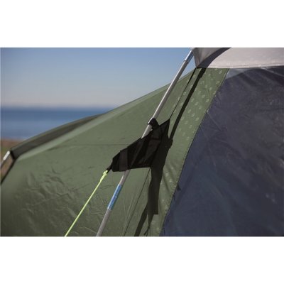 Strong poles and brackets for tent ropes provide a tent that can withstand a lot of wind.
