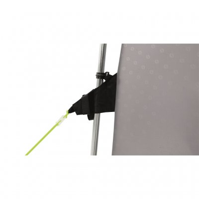 Strong poles and brackets for ropes make it stable against wind.