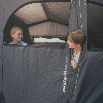 Darkened sleeping cabin and roller blind for ventilation in the family tent