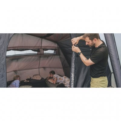 Darkened sleeping cabin and roller blind for ventilation in the family tent