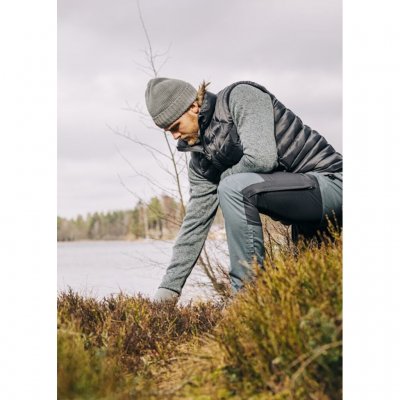 Warm and comfortable cap in wool with fleece lining.