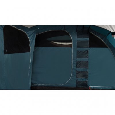 Dark walls and ceilings protect Easy Camp Palmdale 800 Lux against morning sun.