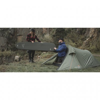 Reindal 2 tunnel tent in a natural environment, two people lift a sleeping mat through the tent's open entrance.