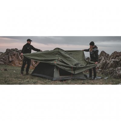 Setesdal 2 dome tent in a natural environment, two people easily assemble the tent with color-coded stays and stay sleeves.