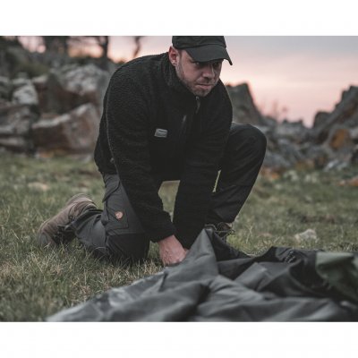 Setesdal 2 dome tent, one person assembles the tent easily with color-coded stays and stay sleeves.