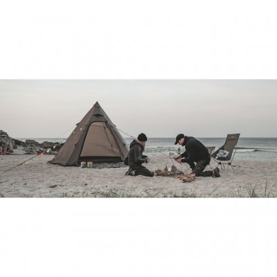 Relax by the beach with the Easy Camp Otra Tipi – perfect for adventures and cozy moments in nature.