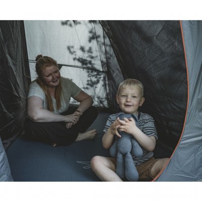 Large darkened sleeping cabin that improves sleeping comfort. The sleeping cabin has a partition that can be easily removed to c