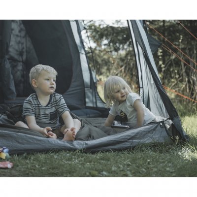 Spacious living room with standing height and an extra side entrance for increased accessibility