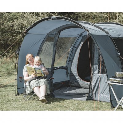 Easy Camp Skarvan 4 is large and spacious. The large living room can easily be furnished with a table and chairs