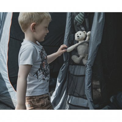 Sewn-in storage pockets on the outside of the sleeping compartment make it easier to store small items such as slippers and toys