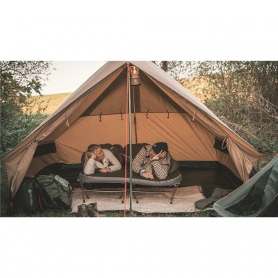 The tent can accommodate up to six people but can be used by two or three people to decorate with beds and furniture.