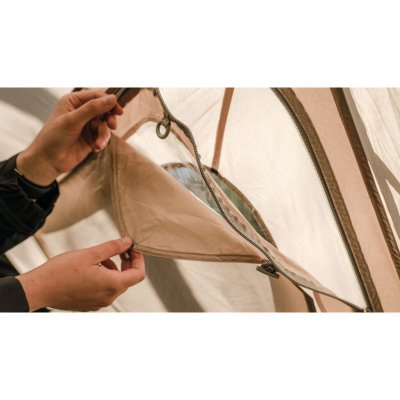 The curtain is attached in three steps to control light and transparency.