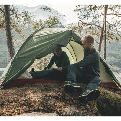 Aluminium tent poles and guy lines with excellent stability.