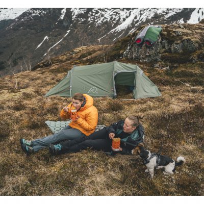 Spacious 3-person tent that, thanks to its low weight, also works well for 2 or even 1 person.