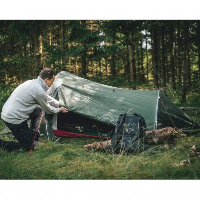Easy setup through closed pole sleeves, allowing you to quickly get settled.