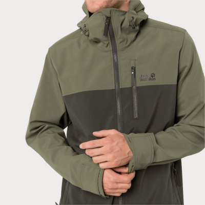The shell jacket is windproof with tight-fitting sleeves.