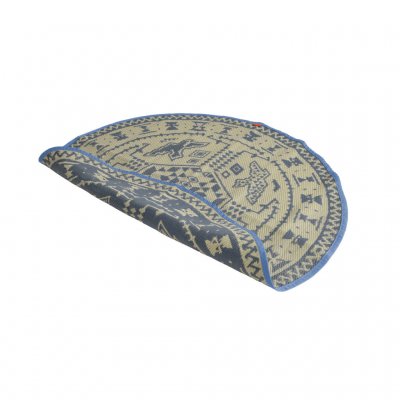 Carpet for the tent or patio in durable material that is easy to clean.