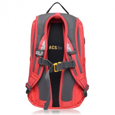 Sturdy shoulder straps with chest strap