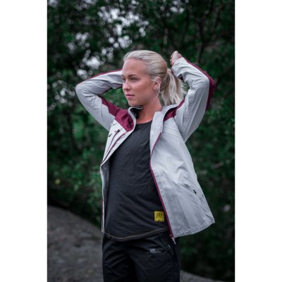 Stretchy, flexible, water and windproof shell jacket with good breathability.
