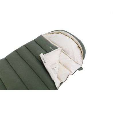 The zipper of the sleeping bag is protected against cold drafts.