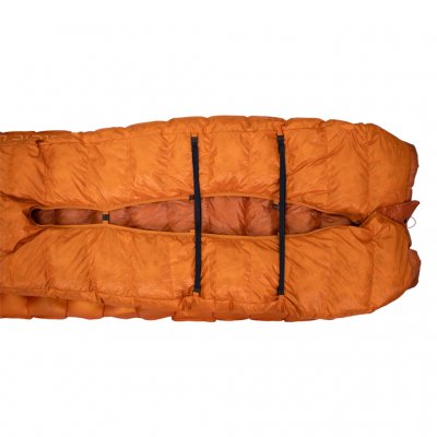 Attach the sleeping pad to the quilt.