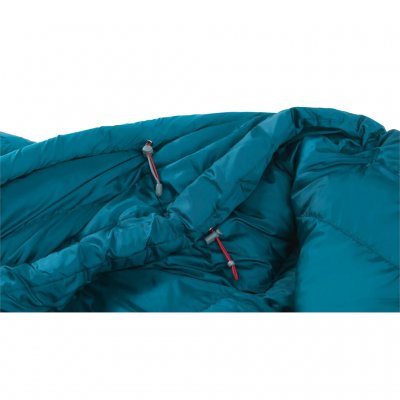 Hood with extra insulation and a drawstring for great comfort.