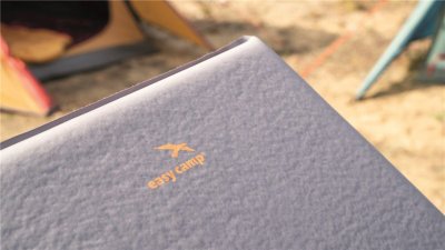 Surface that reduces the risk of the sleeping bag slipping.