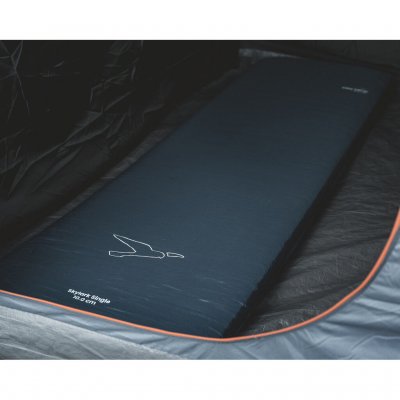 Sleep in comfort with Easy Camp’s self-inflating sleeping mat.