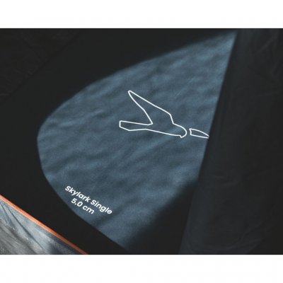 Sleep in comfort with Easy Camp’s self-inflating sleeping mat.