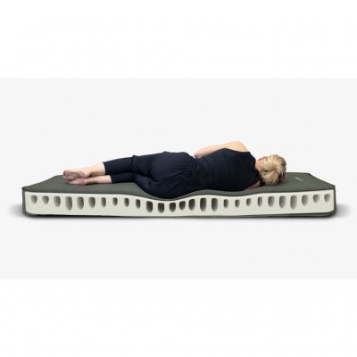 Horizontal air channels provide a sleeping pad with good stability and a small pack size.