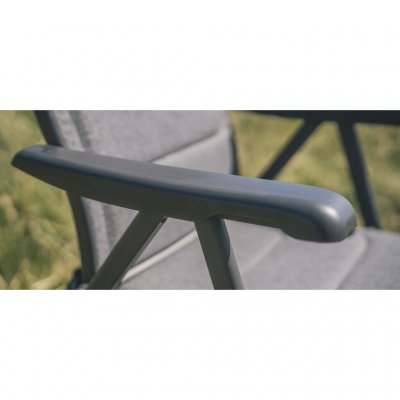 You can adjust the backrest via the wide and comfortable armrests