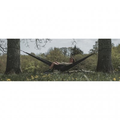 Relax anywhere with the Easy Camp Pine Hammock – a complete hammock set with carabiners and straps for quick setup.