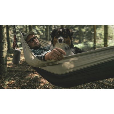 Bring the dog in the hammock. Robens Trace Hammock has high edges for your safety.