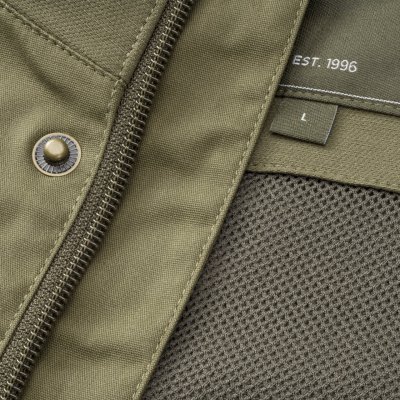 Strong zipper and comfortable mesh lining.