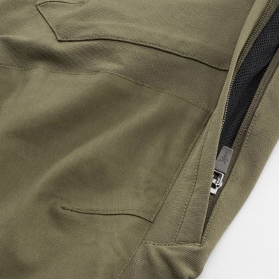 A strong cotton fabric and good stretch makes the outdoor trousers very comfortable and durable.
