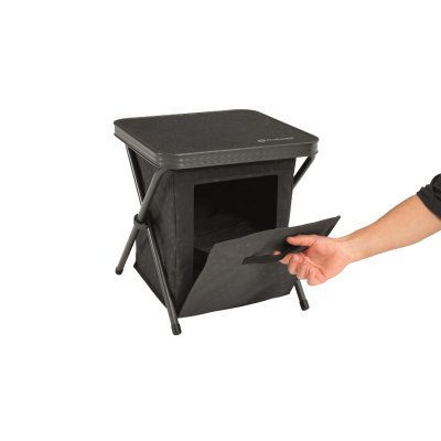 The door is easy to open and close thanks to magnets and handles.