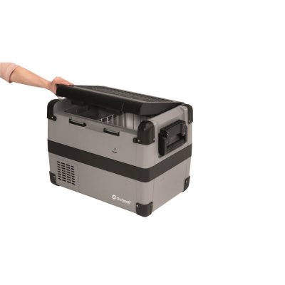 Heavy-duty hinges provide a durable cooling box.