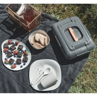 Easy Camp Picnic Box M is delivered in a practical storage box with lid and handle that holds the entire tableware set.