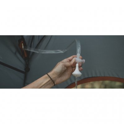 Shower easily outdoors with Easy Camp's smart solar shower.