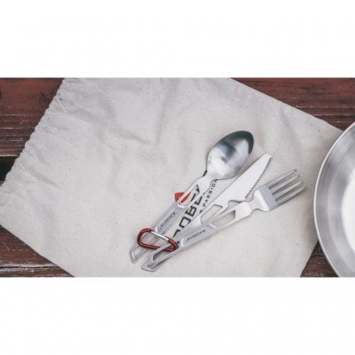 The meal set includes, in addition to plates and mugs, also cutlery sets with carabiners.