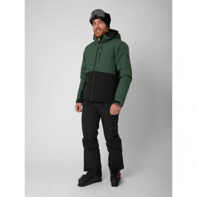 The model wears size M