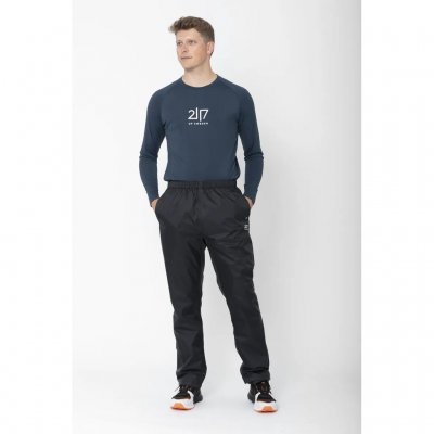 The Viskafors pants combine functionality with waterproof protection.