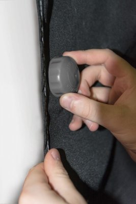 Kampa sugfäste går snabbt och enkelt att montera mot husvagnen eller husbilen.