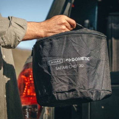The durable bag makes the grill easy to take along.