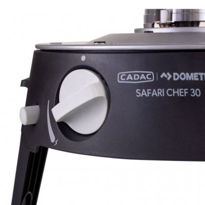 A large control knob makes it easy to set the heat on the grill.